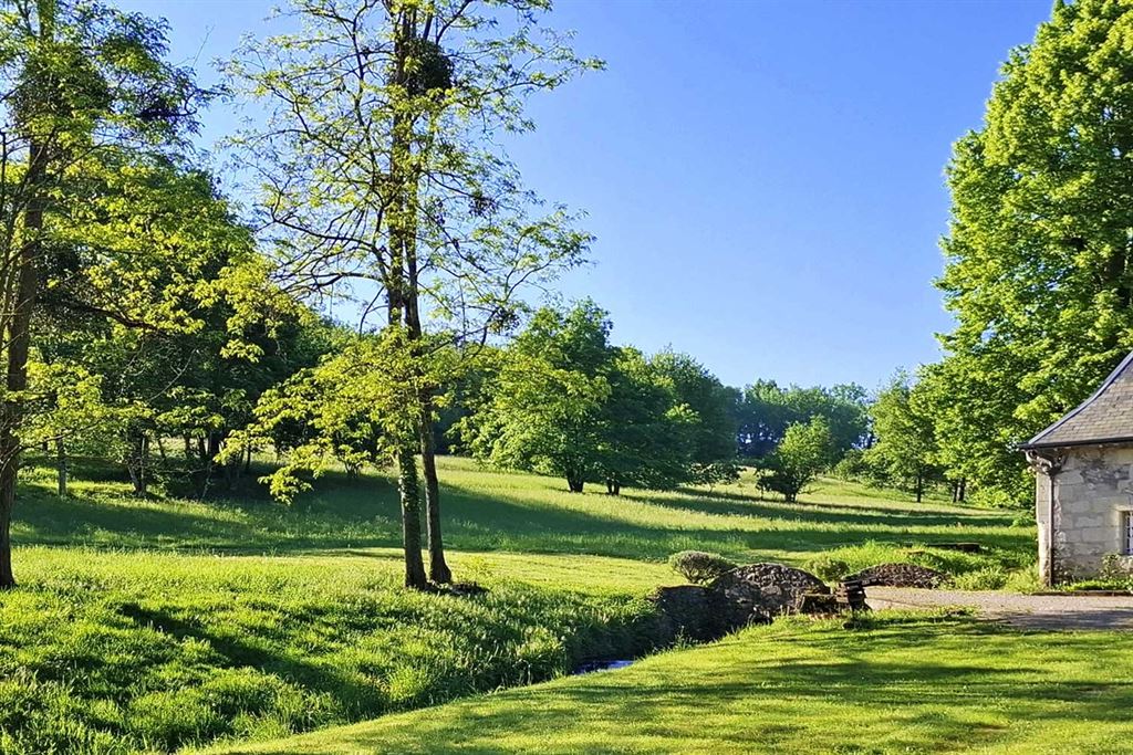 A vendre chez Beguet Associés : TOURS - 37510 - Maison 350 m² + Maison d’amis 40 m² 7 Chambres - Piscine - Parc 3.7 ha