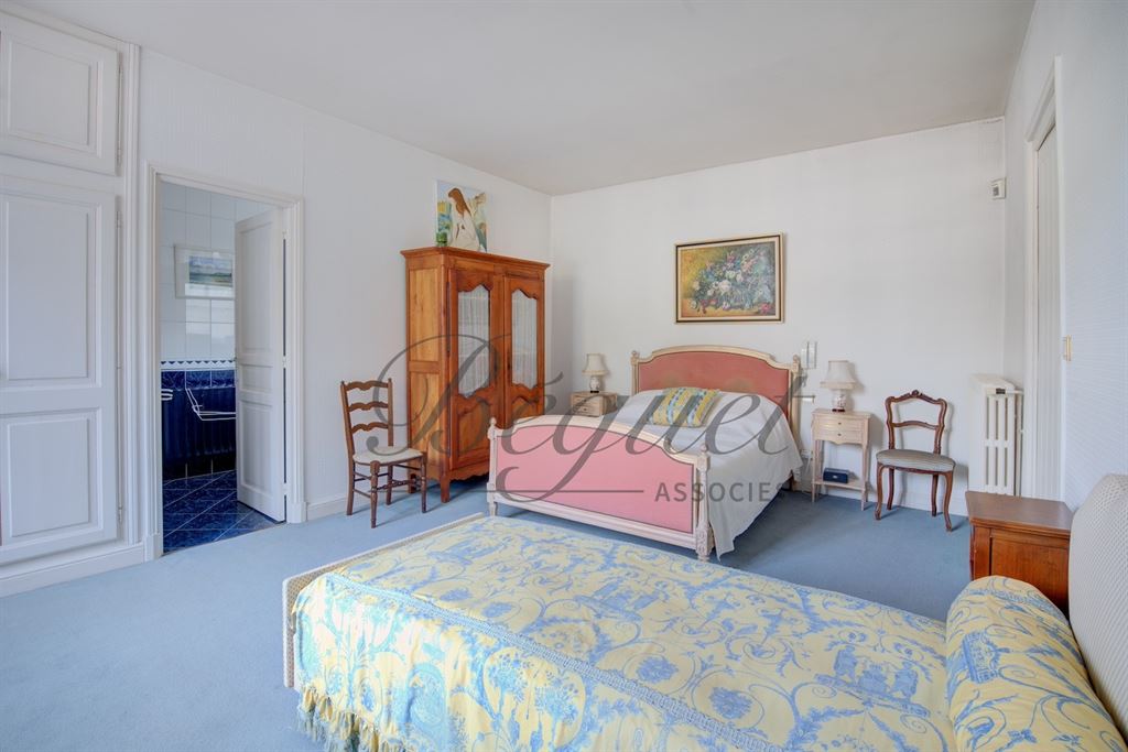 A vendre chez Beguet Associés : TOURS - 37510 - Maison 350 m² + Maison d’amis 40 m² 7 Chambres - Piscine - Parc 3.7 ha