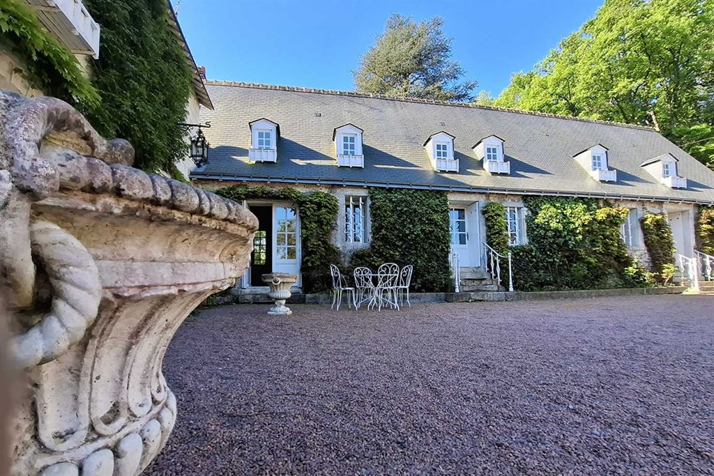 A vendre chez Beguet Associés : TOURS - 37510 - Maison 350 m² + Maison d’amis 40 m² 7 Chambres - Piscine - Parc 3.7 ha