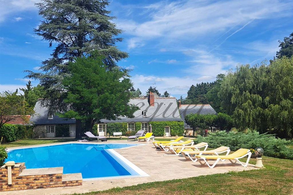 A vendre chez Beguet Associés : TOURS - 37510 - Maison 350 m² + Maison d’amis 40 m² 7 Chambres - Piscine - Parc 3.7 ha