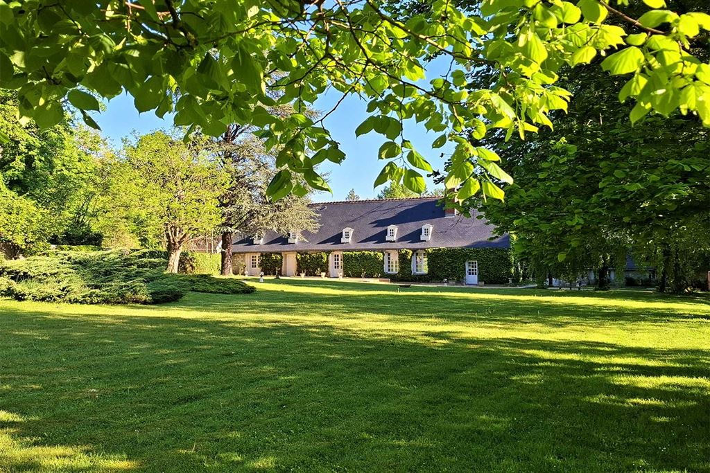 A vendre chez Beguet Associés : TOURS - 37510 - Maison 350 m² + Maison d’amis 40 m² 7 Chambres - Piscine - Parc 3.7 ha