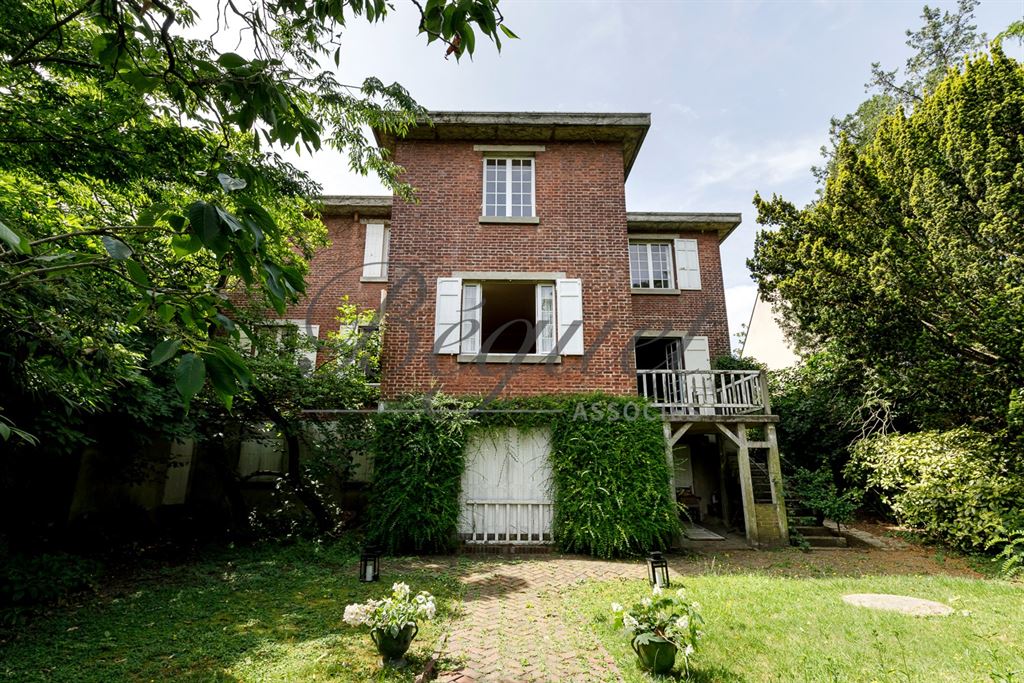 A vendre chez Beguet Associés : HAUTS DE SEINE GARCHES 92380 MAISON 260 m² 5/6 CHAMBRES PARC 1500 m² 2 GARAGES