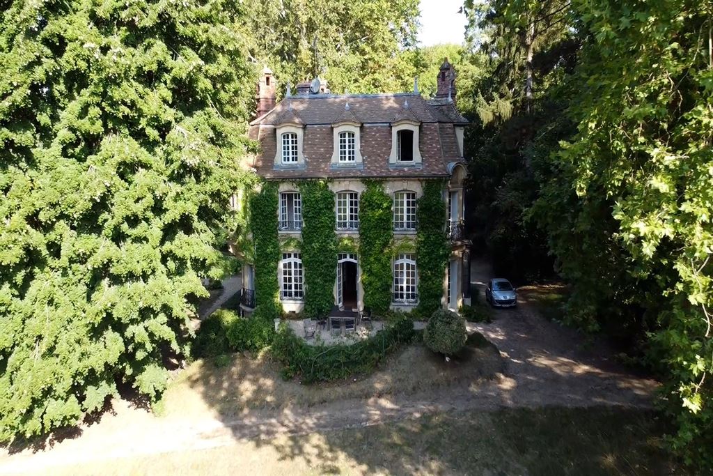 A vendre chez Beguet Associés : YVELINES - POISSY  78300 CENTRE - MAISON DE MAÎTRE - 488 m² - 6/7 CHAMBRES PARC 5 HA - ECURIES - DEP