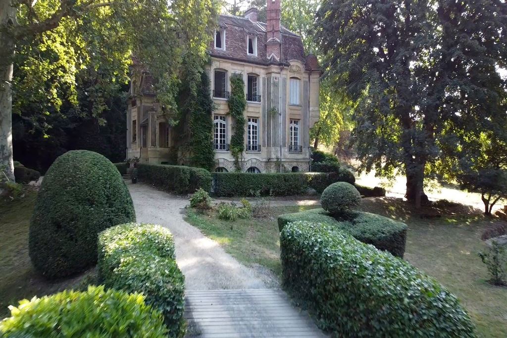 A vendre chez Beguet Associés : YVELINES - POISSY  78300 CENTRE - MAISON DE MAÎTRE - 488 m² - 6/7 CHAMBRES PARC 5 HA - ECURIES - DEP