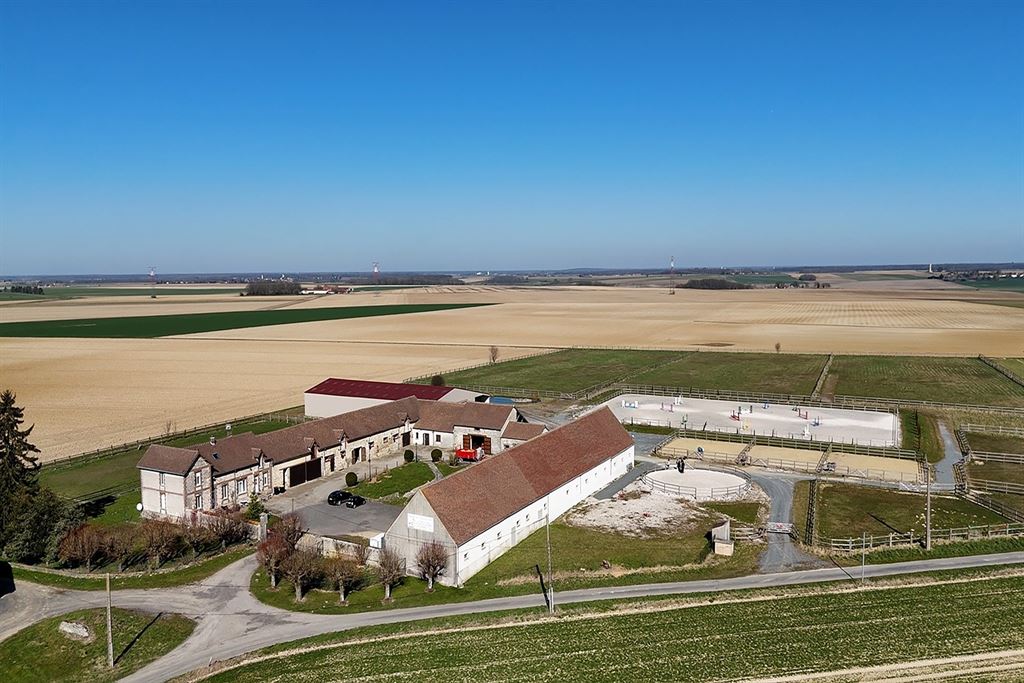 A vendre chez Beguet Associés : Seine et Marne 77 Propriété Equestre 30 box Carrière Manège Paddocks Herbages Maison 230 m² Gardien