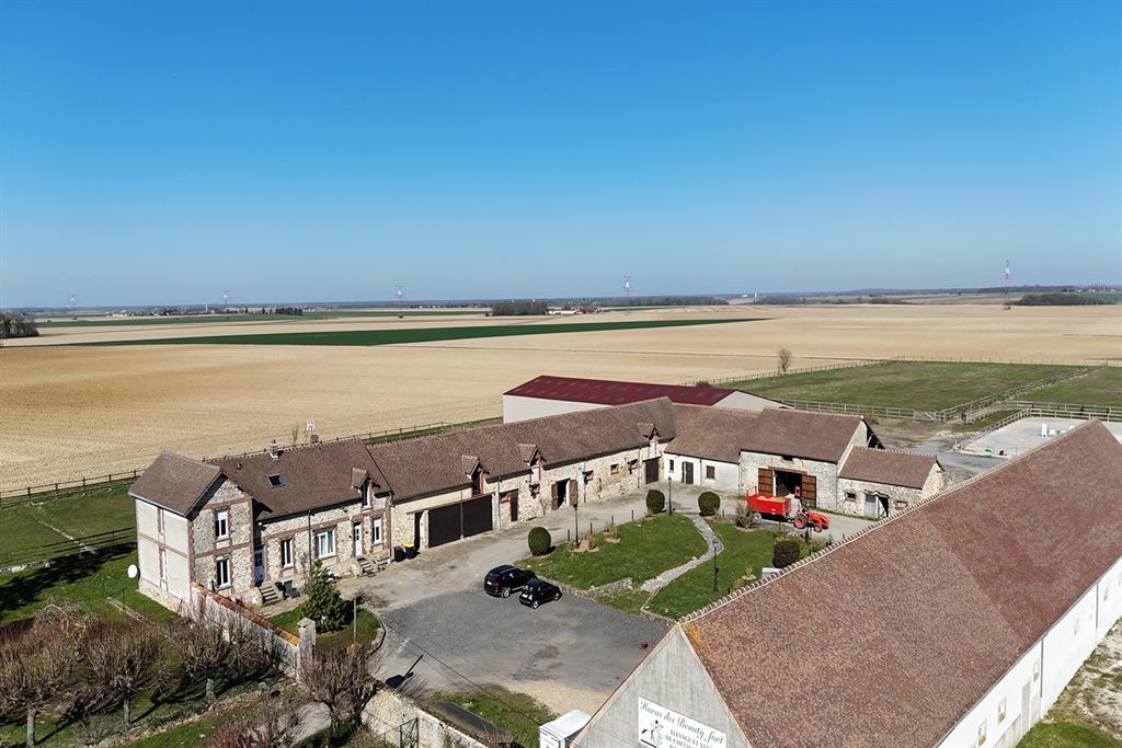 A vendre chez Beguet Associés : Seine et Marne 77 Propriété Equestre 30 box Carrière Manège Paddocks Herbages Maison 230 m² Gardien