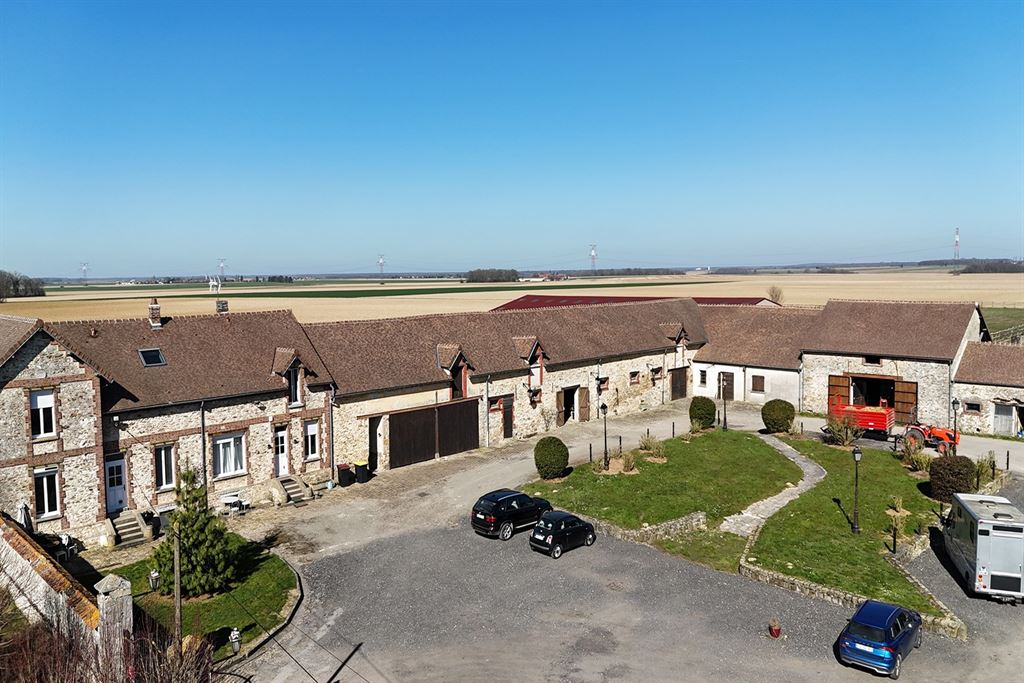A vendre chez Beguet Associés : Seine et Marne 77 Propriété Equestre 30 box Carrière Manège Paddocks Herbages Maison 230 m² Gardien