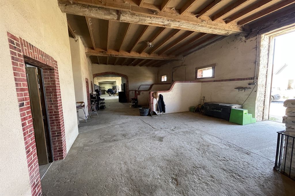 A vendre chez Beguet Associés : Seine et Marne 77 Propriété Equestre 30 box Carrière Manège Paddocks Herbages Maison 230 m² Gardien