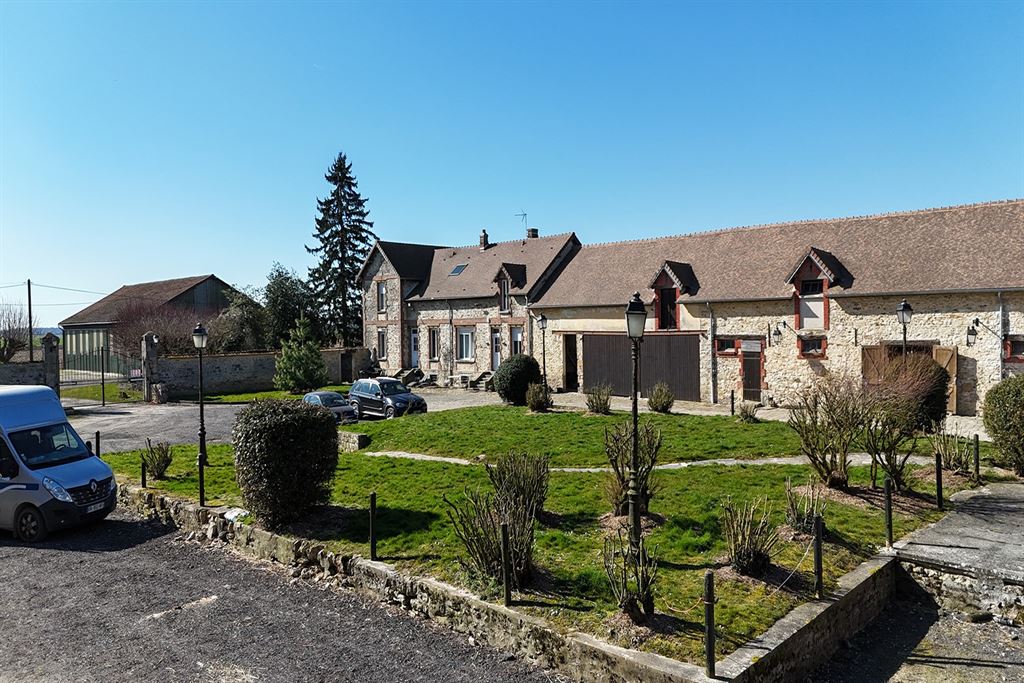 A vendre chez Beguet Associés : Seine et Marne 77 Propriété Equestre 30 box Carrière Manège Paddocks Herbages Maison 230 m² Gardien
