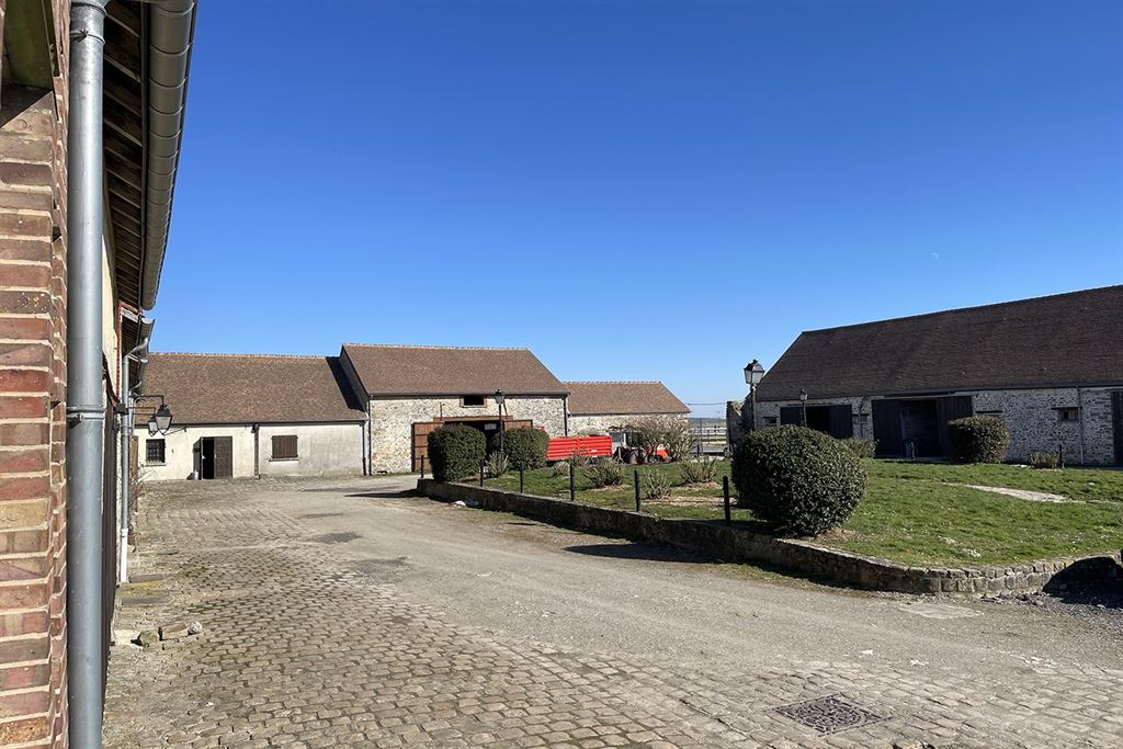 A vendre chez Beguet Associés : Seine et Marne 77 Propriété Equestre 30 box Carrière Manège Paddocks Herbages Maison 230 m² Gardien