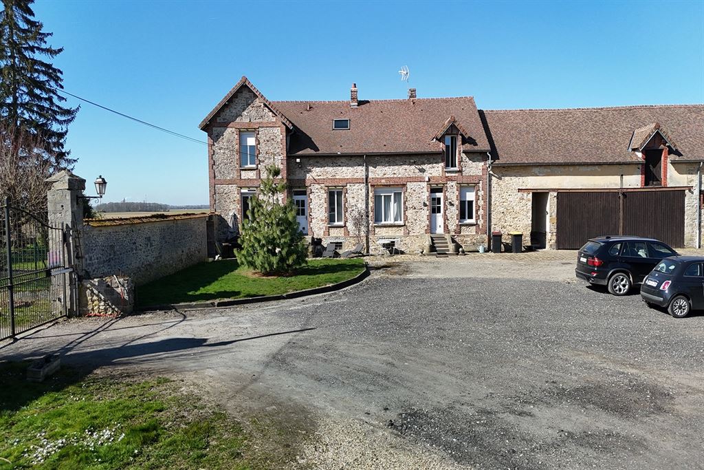 A vendre chez Beguet Associés : Seine et Marne 77 Propriété Equestre 30 box Carrière Manège Paddocks Herbages Maison 230 m² Gardien