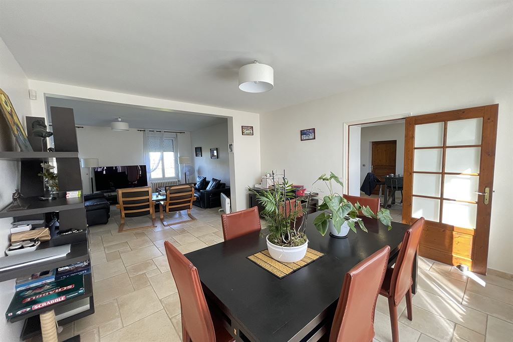 A vendre chez Beguet Associés : Seine et Marne 77 Propriété Equestre 30 box Carrière Manège Paddocks Herbages Maison 230 m² Gardien