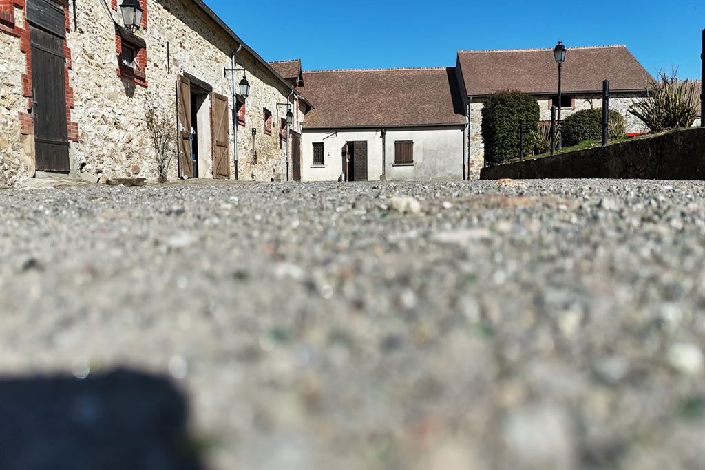 A vendre chez Beguet Associés : Seine et Marne 77 Propriété Equestre 30 box Carrière Manège Paddocks Herbages Maison 230 m² Gardien