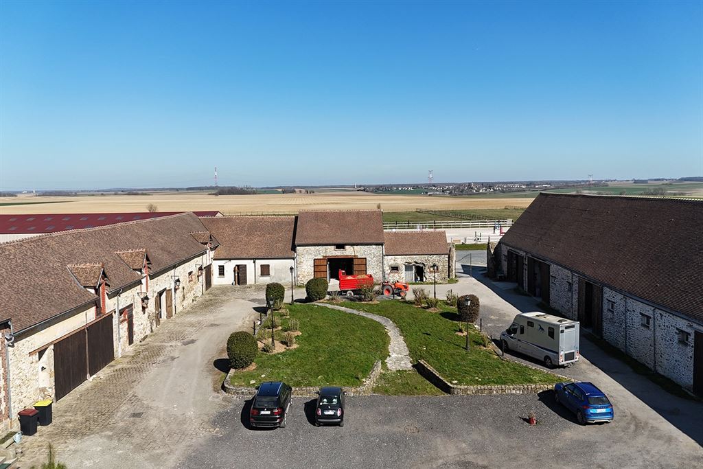 A vendre chez Beguet Associés : Seine et Marne 77 Propriété Equestre 30 box Carrière Manège Paddocks Herbages Maison 230 m² Gardien