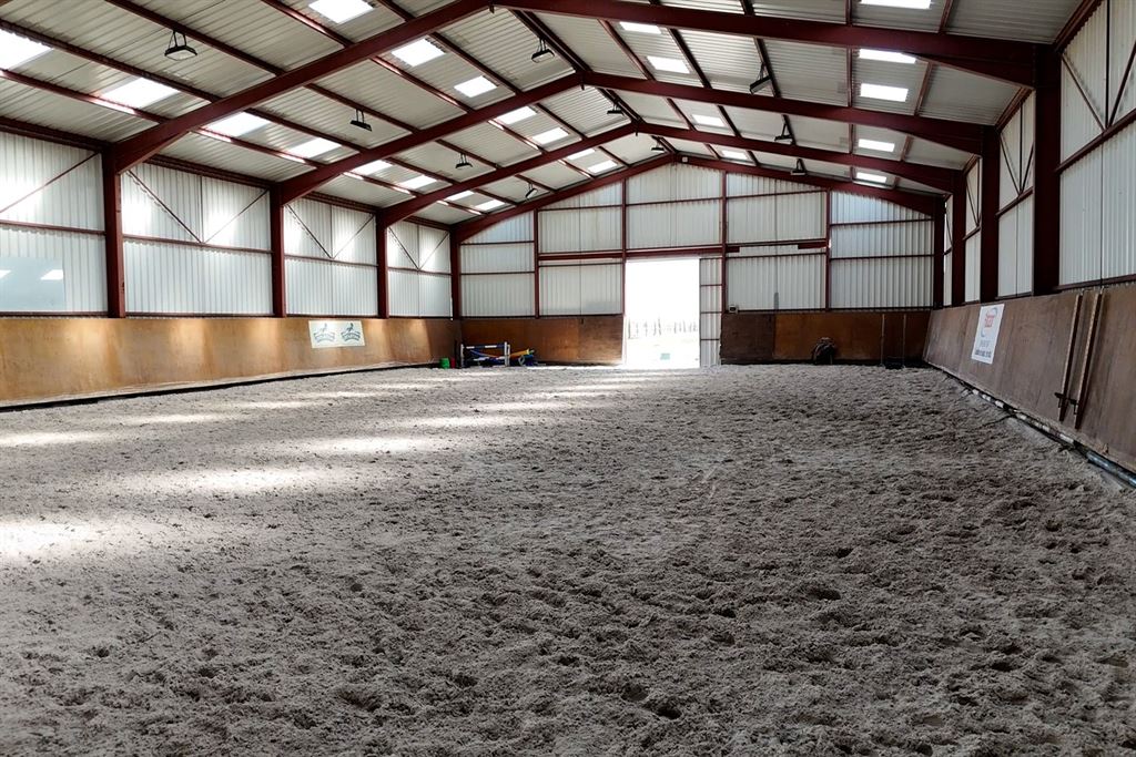 A vendre chez Beguet Associés : Seine et Marne 77 Propriété Equestre 30 box Carrière Manège Paddocks Herbages Maison 230 m² Gardien