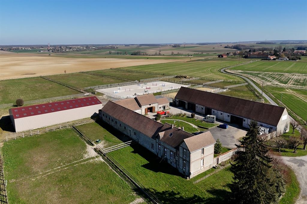 A vendre chez Beguet Associés : Seine et Marne 77 Propriété Equestre 30 box Carrière Manège Paddocks Herbages Maison 230 m² Gardien