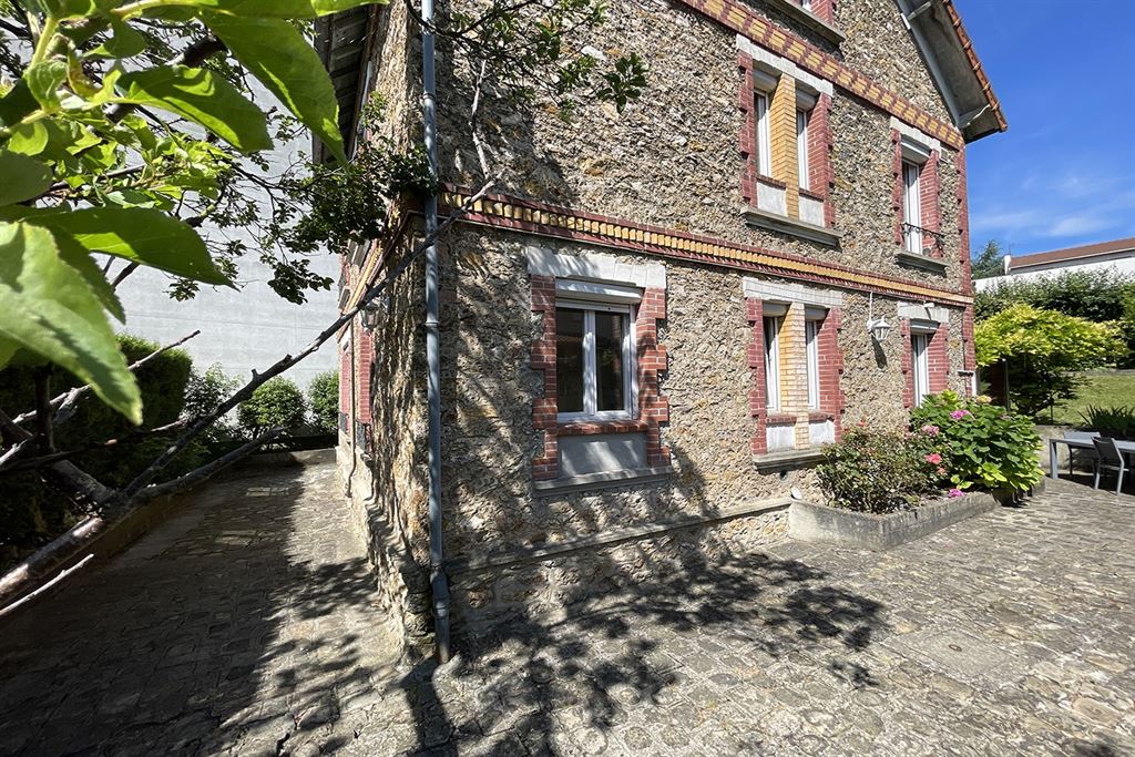 A vendre chez Beguet Associés : HAUTS DE SEINE CHAVILLE - 92370 - MAISON 180 m² / 205 M - 6 CHAMBRES - JARDIN 485 M - GARAGE