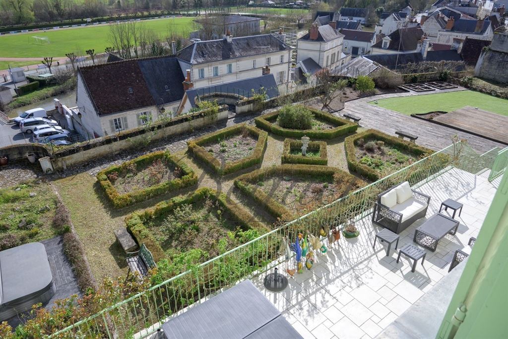 A vendre chez Beguet Associés : Loches (37600), Indre-et-Loire — Maison familiale de 430 m², 8 à 11 chambres, terrasses et jardin de 1 190 m²