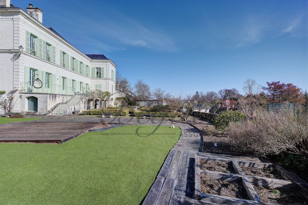 A vendre chez Beguet Associés : Loches (37600), Indre-et-Loire — Maison familiale de 430 m², 8 à 11 chambres, terrasses et jardin de 1 190 m²
