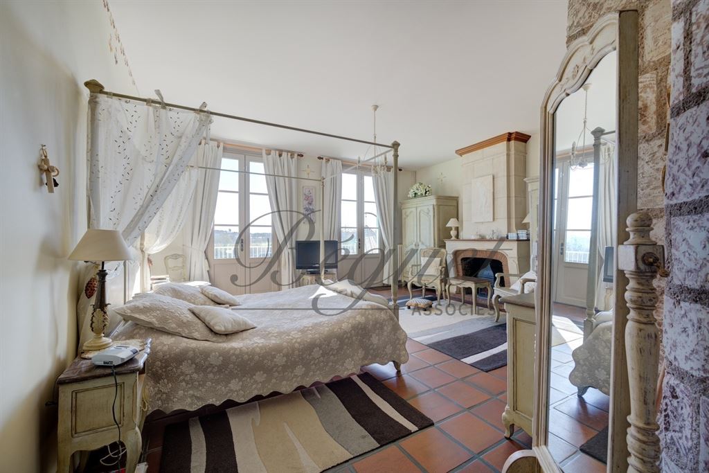 A vendre chez Beguet Associés : Loches (37600), Indre-et-Loire — Maison familiale de 430 m², 8 à 11 chambres, terrasses et jardin de 1 190 m²