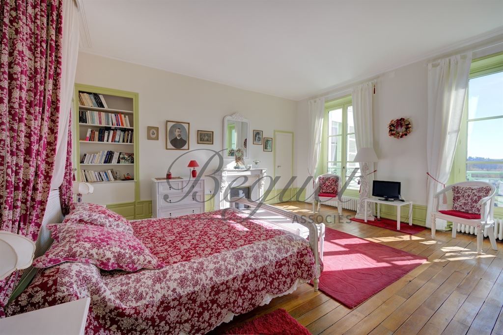 A vendre chez Beguet Associés : Loches (37600), Indre-et-Loire — Maison familiale de 430 m², 8 à 11 chambres, terrasses et jardin de 1 190 m²