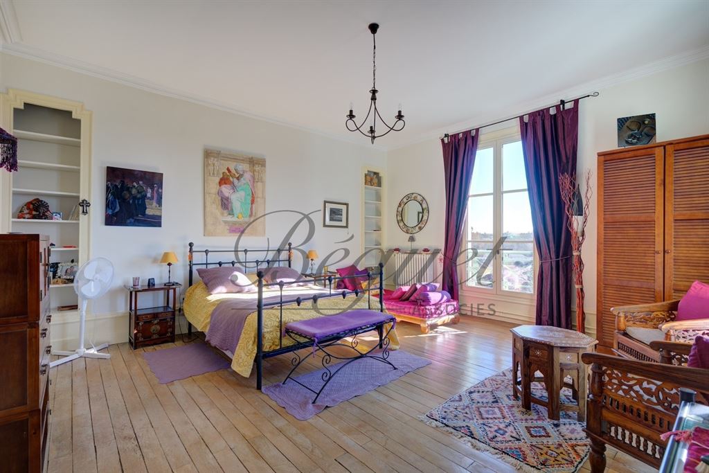 A vendre chez Beguet Associés : Loches (37600), Indre-et-Loire — Maison familiale de 430 m², 8 à 11 chambres, terrasses et jardin de 1 190 m²