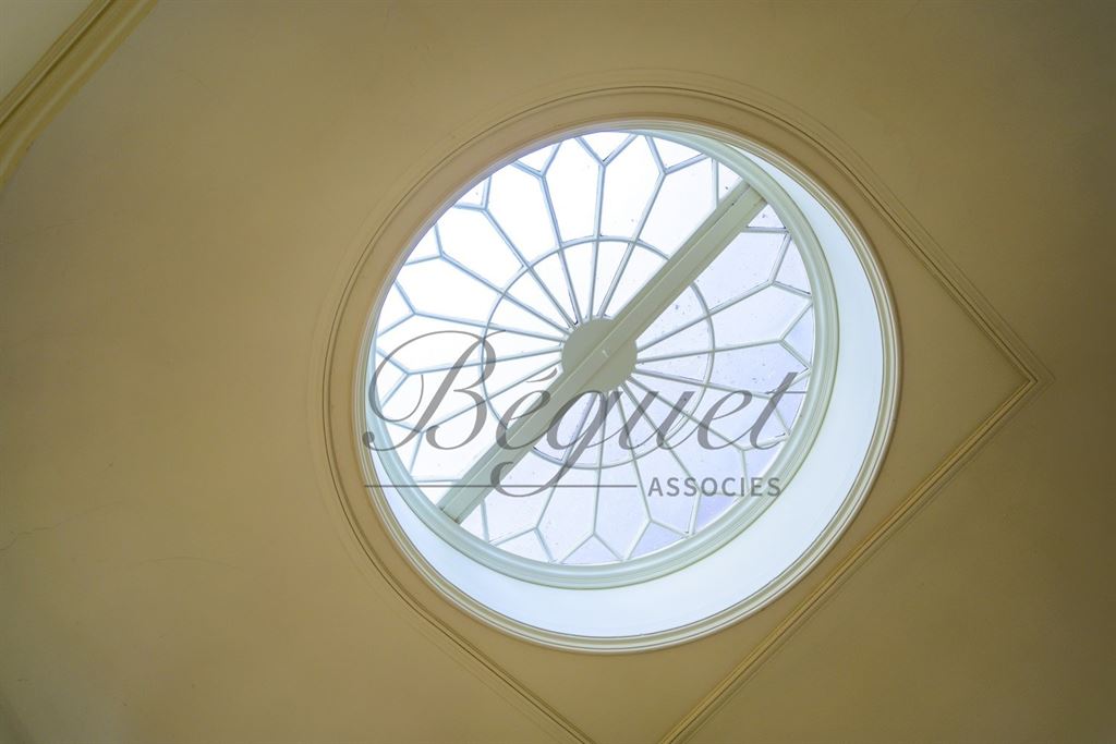 A vendre chez Beguet Associés : Loches (37600), Indre-et-Loire — Maison familiale de 430 m², 8 à 11 chambres, terrasses et jardin de 1 190 m²