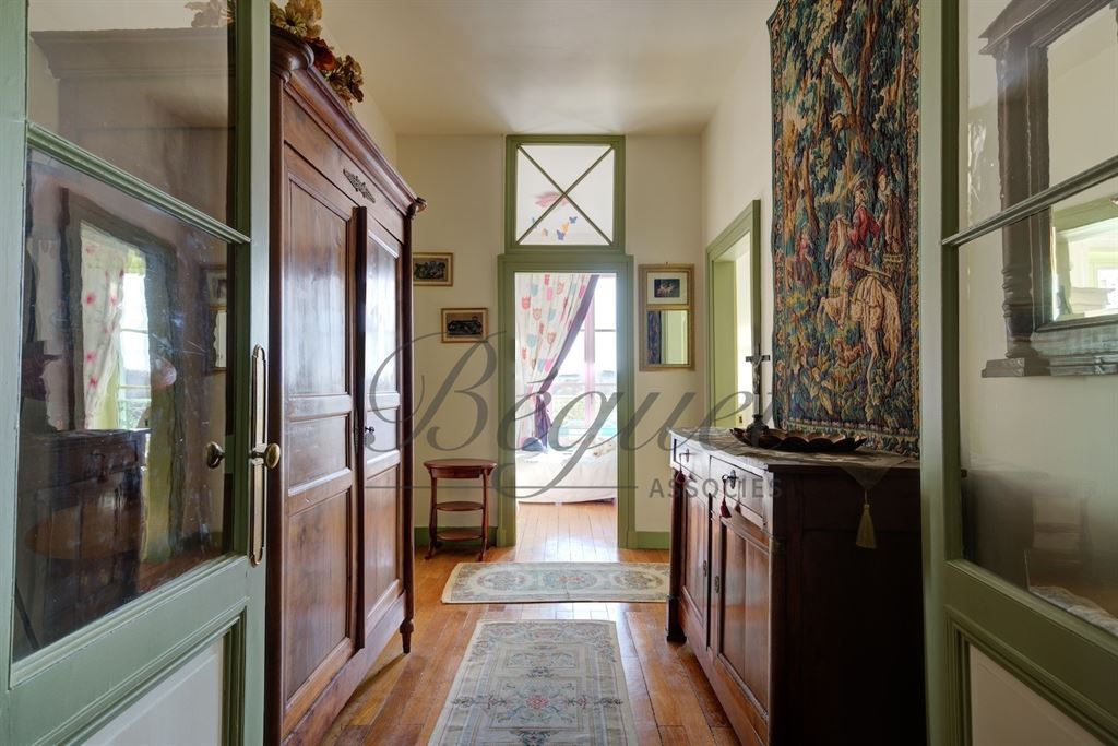 A vendre chez Beguet Associés : Loches (37600), Indre-et-Loire — Maison familiale de 430 m², 8 à 11 chambres, terrasses et jardin de 1 190 m²