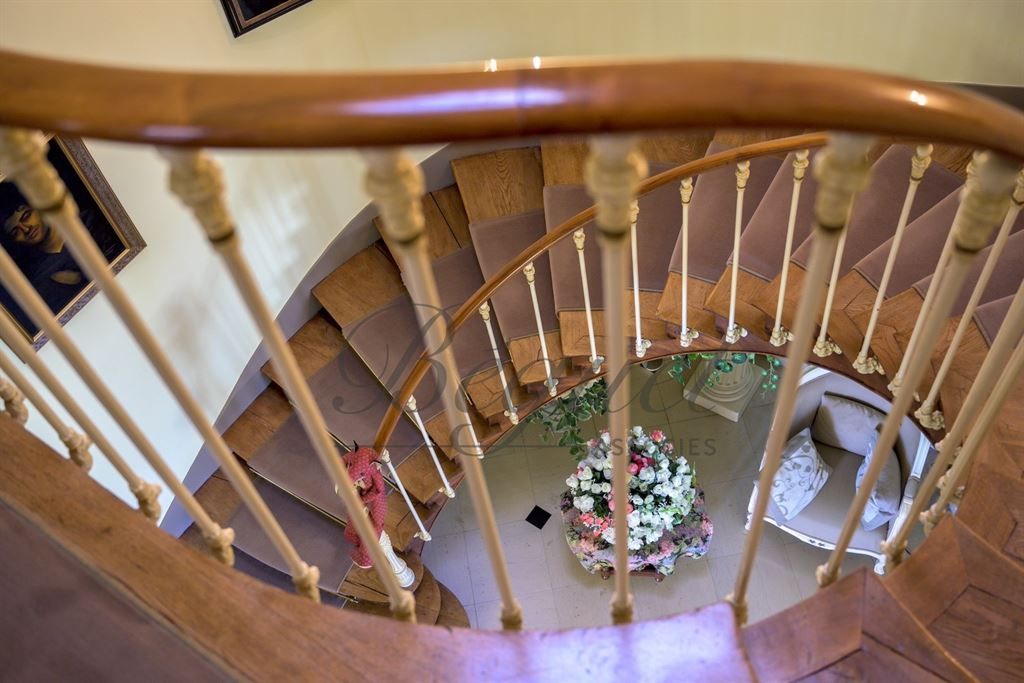 A vendre chez Beguet Associés : Loches (37600), Indre-et-Loire — Maison familiale de 430 m², 8 à 11 chambres, terrasses et jardin de 1 190 m²