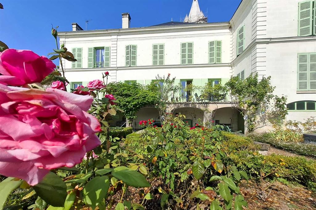 A vendre chez Beguet Associés : Loches (37600), Indre-et-Loire — Maison familiale de 430 m², 8 à 11 chambres, terrasses et jardin de 1 190 m²
