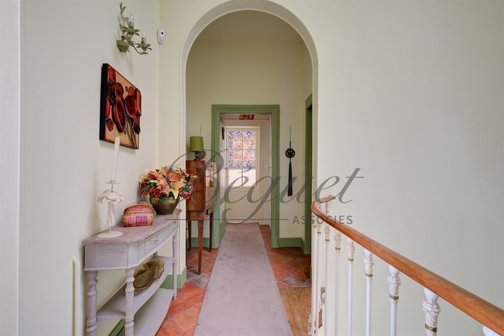 A vendre chez Beguet Associés : Loches (37600), Indre-et-Loire — Maison familiale de 430 m², 8 à 11 chambres, terrasses et jardin de 1 190 m²
