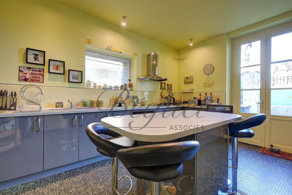 A vendre chez Beguet Associés : Loches (37600), Indre-et-Loire — Maison familiale de 430 m², 8 à 11 chambres, terrasses et jardin de 1 190 m²