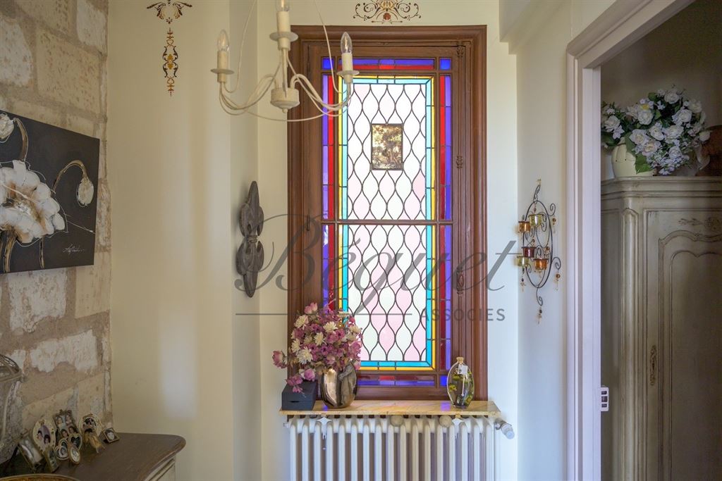 A vendre chez Beguet Associés : Loches (37600), Indre-et-Loire — Maison familiale de 430 m², 8 à 11 chambres, terrasses et jardin de 1 190 m²