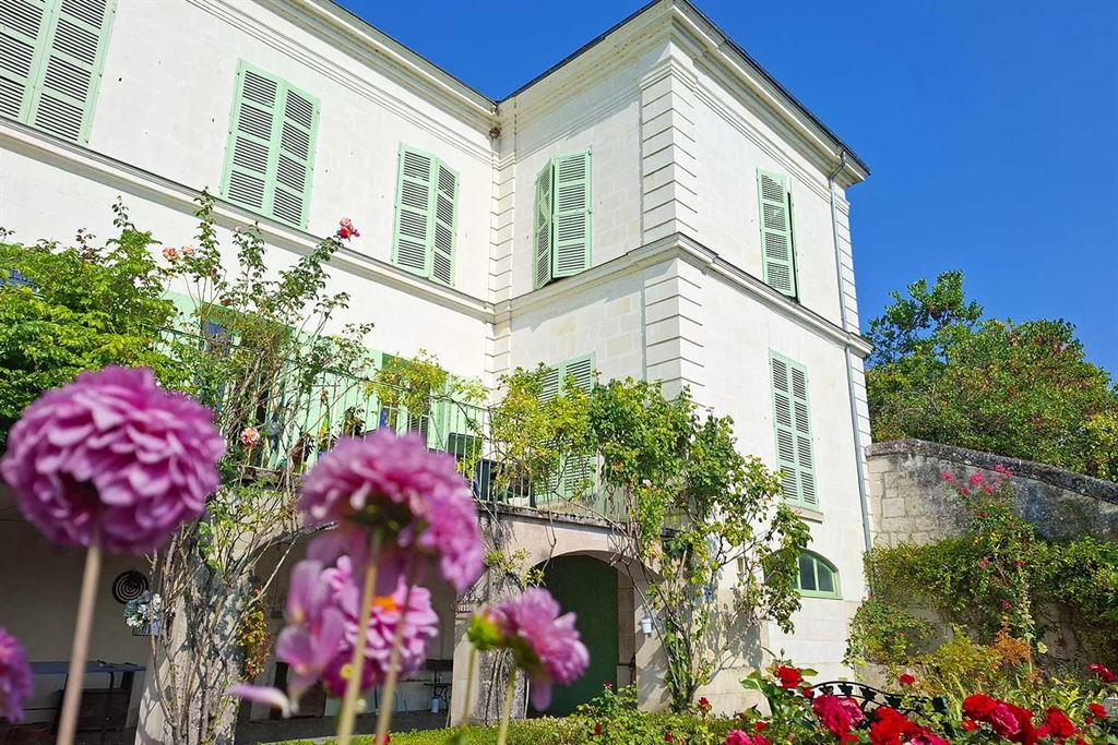 A vendre chez Beguet Associés : Loches (37600), Indre-et-Loire — Maison familiale de 430 m², 8 à 11 chambres, terrasses et jardin de 1 190 m²