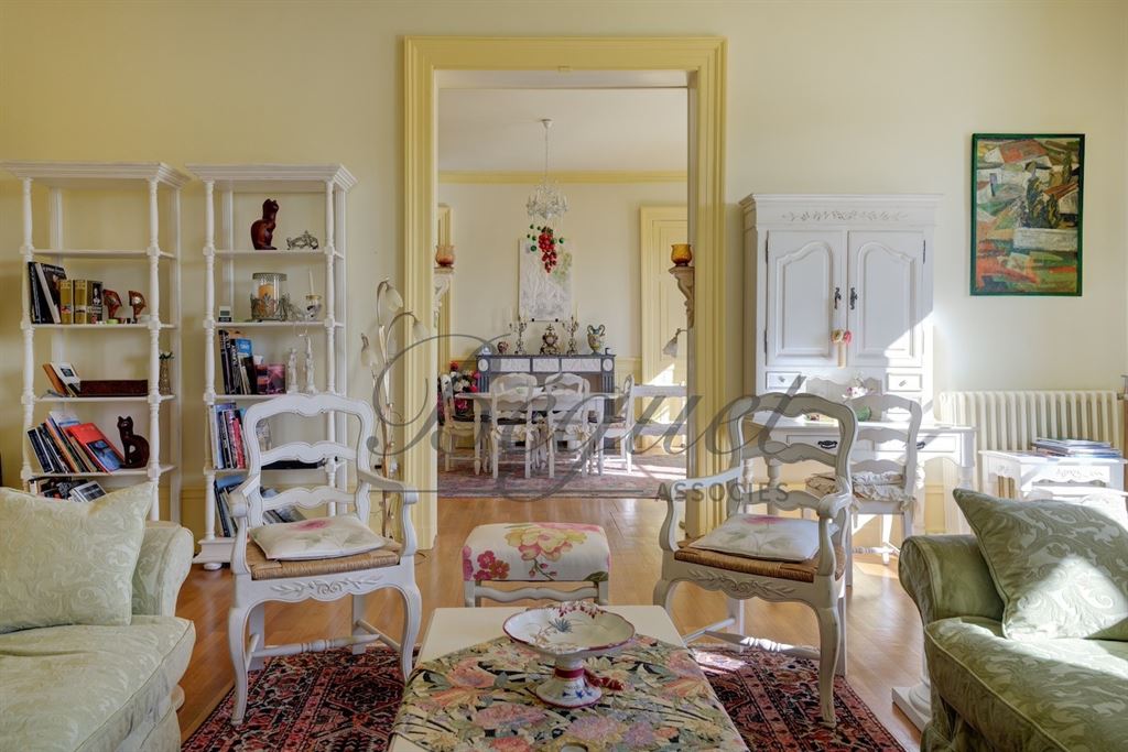 A vendre chez Beguet Associés : Loches (37600), Indre-et-Loire — Maison familiale de 430 m², 8 à 11 chambres, terrasses et jardin de 1 190 m²