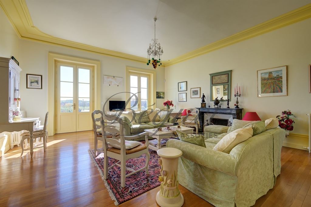 A vendre chez Beguet Associés : Loches (37600), Indre-et-Loire — Maison familiale de 430 m², 8 à 11 chambres, terrasses et jardin de 1 190 m²