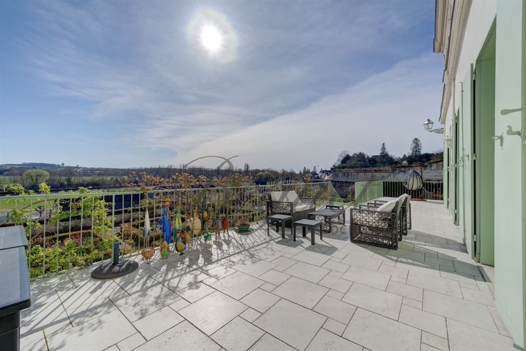 A vendre chez Beguet Associés : Loches (37600), Indre-et-Loire — Maison familiale de 430 m², 8 à 11 chambres, terrasses et jardin de 1 190 m²