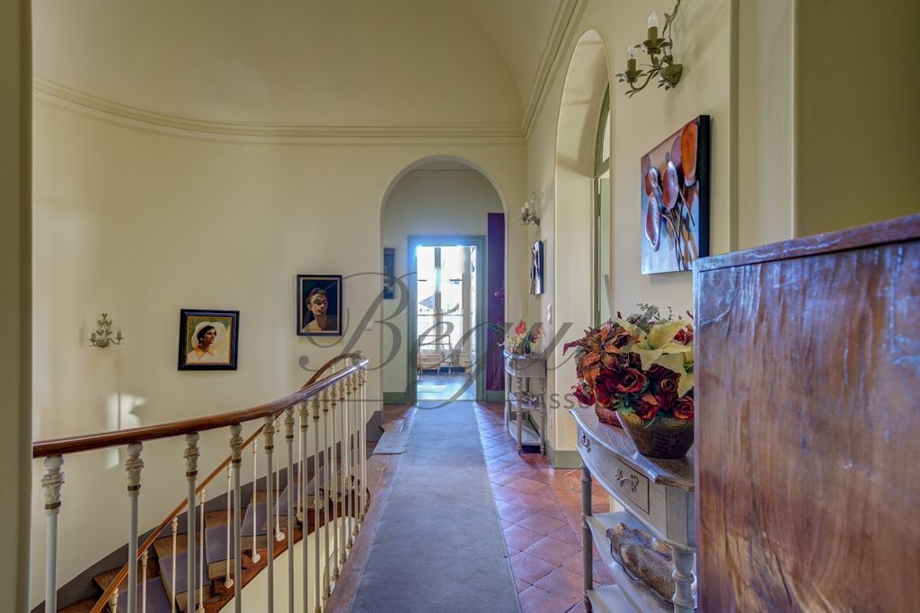 A vendre chez Beguet Associés : Loches (37600), Indre-et-Loire — Maison familiale de 430 m², 8 à 11 chambres, terrasses et jardin de 1 190 m²