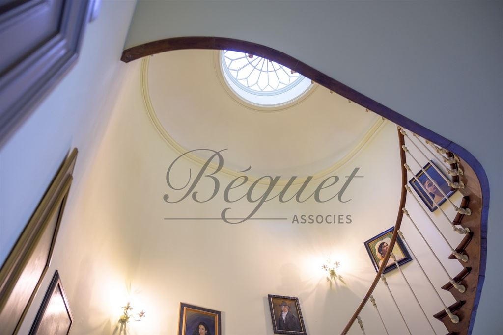 A vendre chez Beguet Associés : Loches (37600), Indre-et-Loire — Maison familiale de 430 m², 8 à 11 chambres, terrasses et jardin de 1 190 m²