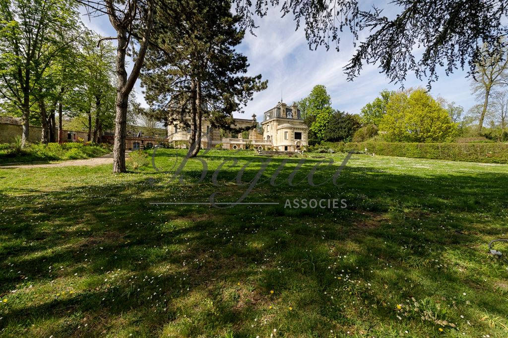 A vendre chez Beguet Associés : YVELINES 78430 LOUVECIENNES MAISON 970 m²  4 CHAMBRES DEPENDANCE PARC 5300 m²