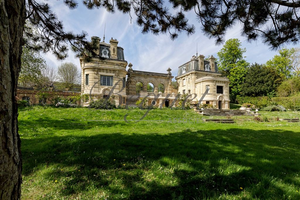 A vendre chez Beguet Associés : YVELINES 78430 LOUVECIENNES MAISON 970 m²  4 CHAMBRES DEPENDANCE PARC 5300 m²