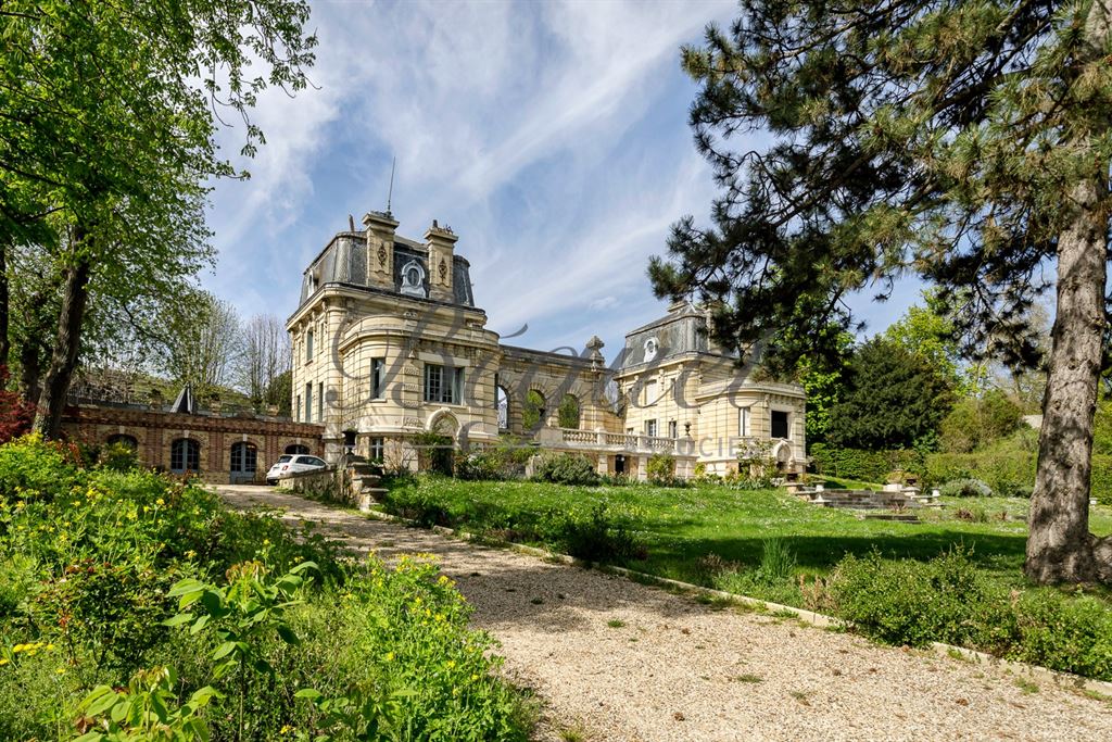 A vendre chez Beguet Associés : YVELINES 78430 LOUVECIENNES MAISON 970 m²  4 CHAMBRES DEPENDANCE PARC 5300 m²