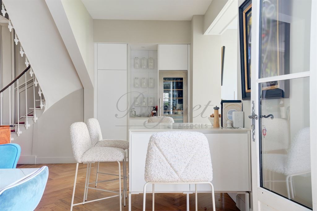 A vendre chez Beguet Associés : TOURS 37000 MAISON 262 m² 5/6 CHAMBRES 11 PIECES DEPENDANCE JARDIN