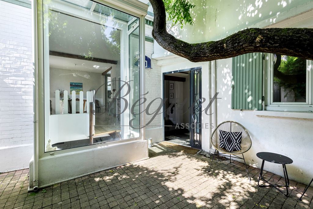 A vendre chez Beguet Associés : 92500 RUEIL MAMAISON MAISON 170 m² 5 CHAMBRES TERRASSE COUR