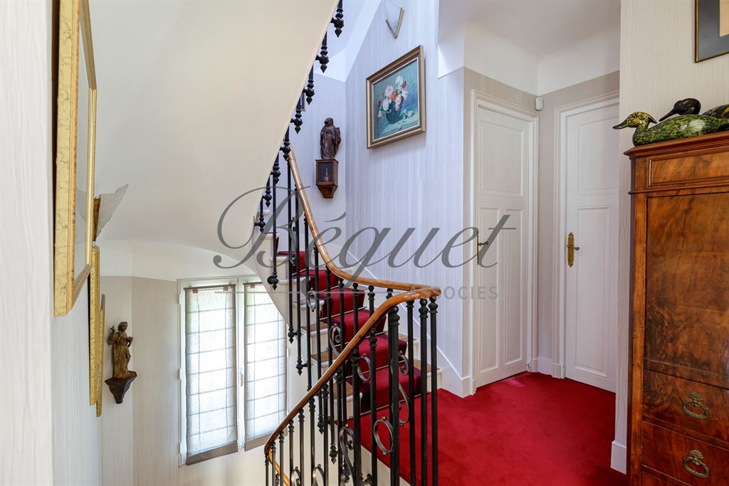 A vendre chez Beguet Associés : ST CLOUD 92210 MAISON 175 m² / 210 m² 4 CHAMBRES JARDIN GARAGE