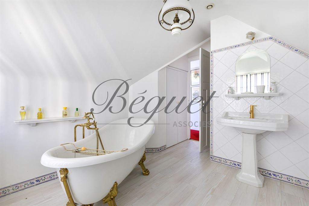 A vendre chez Beguet Associés : ST CLOUD 92210 MAISON 175 m² / 210 m² 4 CHAMBRES JARDIN GARAGE