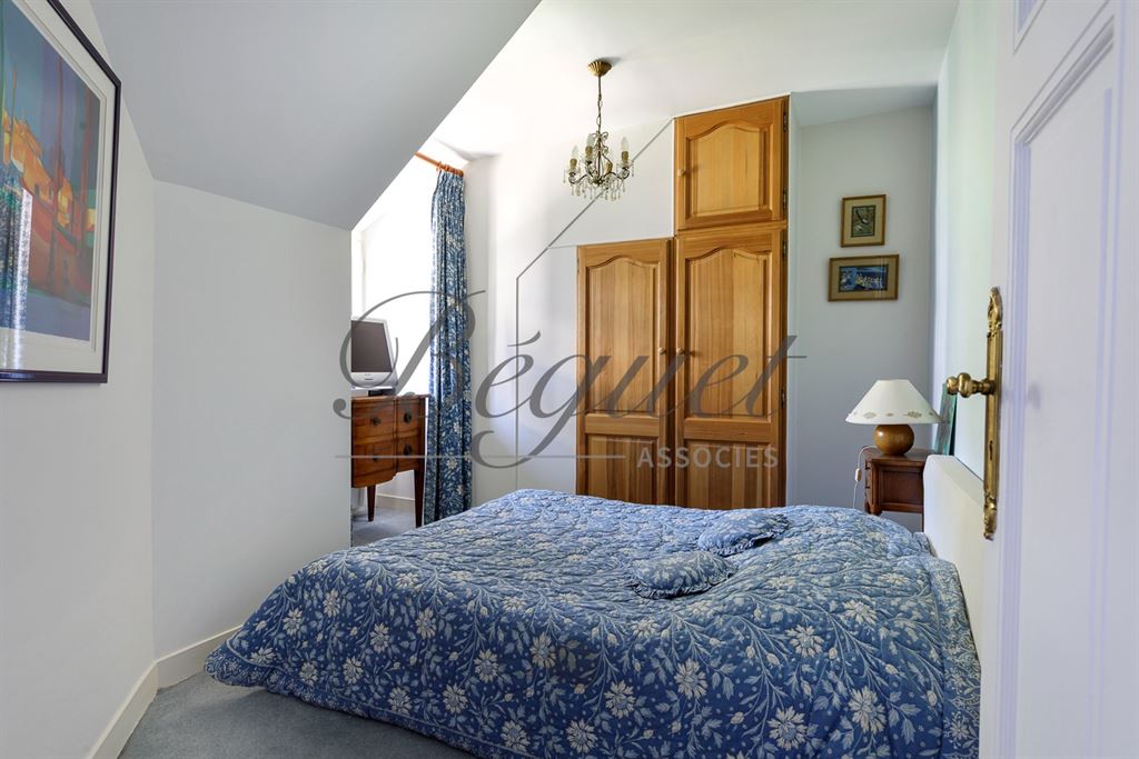 A vendre chez Beguet Associés : ST CLOUD 92210 MAISON 175 m² / 210 m² 4 CHAMBRES JARDIN GARAGE