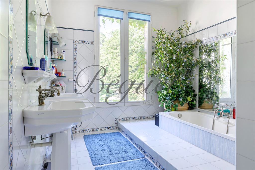 A vendre chez Beguet Associés : ST CLOUD 92210 MAISON 175 m² / 210 m² 4 CHAMBRES JARDIN GARAGE