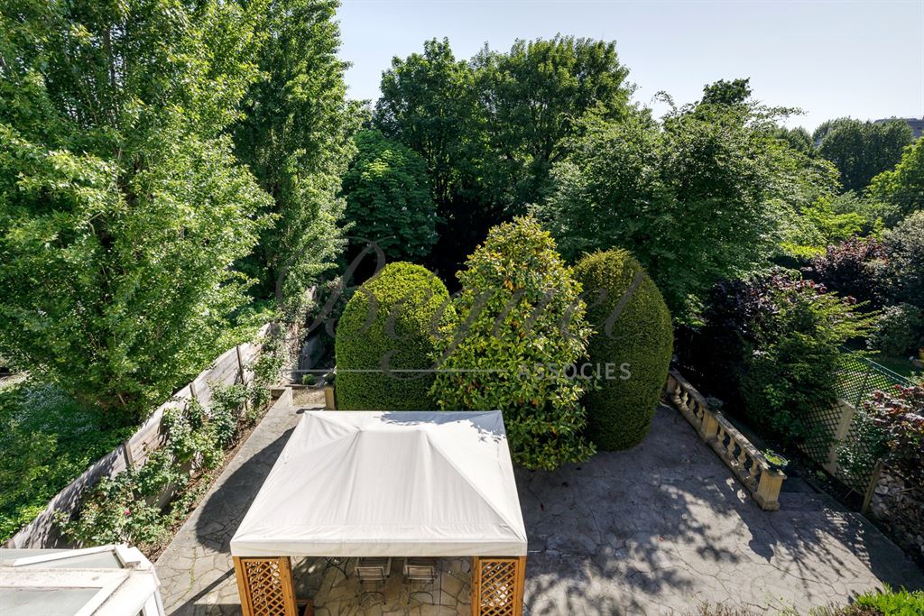A vendre chez Beguet Associés : ST CLOUD 92210 MAISON 175 m² / 210 m² 4 CHAMBRES JARDIN GARAGE