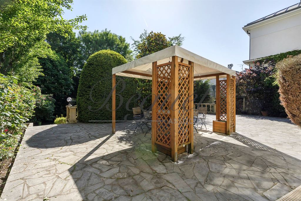 A vendre chez Beguet Associés : ST CLOUD 92210 MAISON 175 m² / 210 m² 4 CHAMBRES JARDIN GARAGE